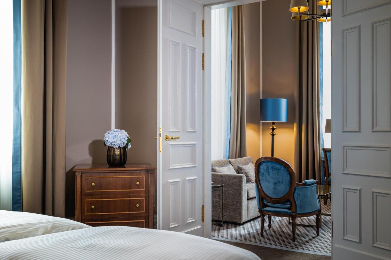 Althoff Grandhotel Schloss Bensberg Μπέργκις Γκλάντμπαχ Εξωτερικό φωτογραφία A suite at the hotel