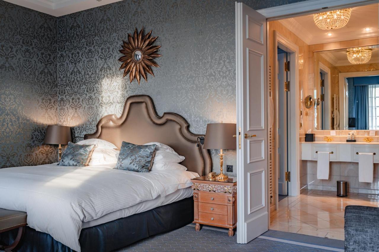 Althoff Grandhotel Schloss Bensberg Μπέργκις Γκλάντμπαχ Εξωτερικό φωτογραφία A bedroom at the hotel