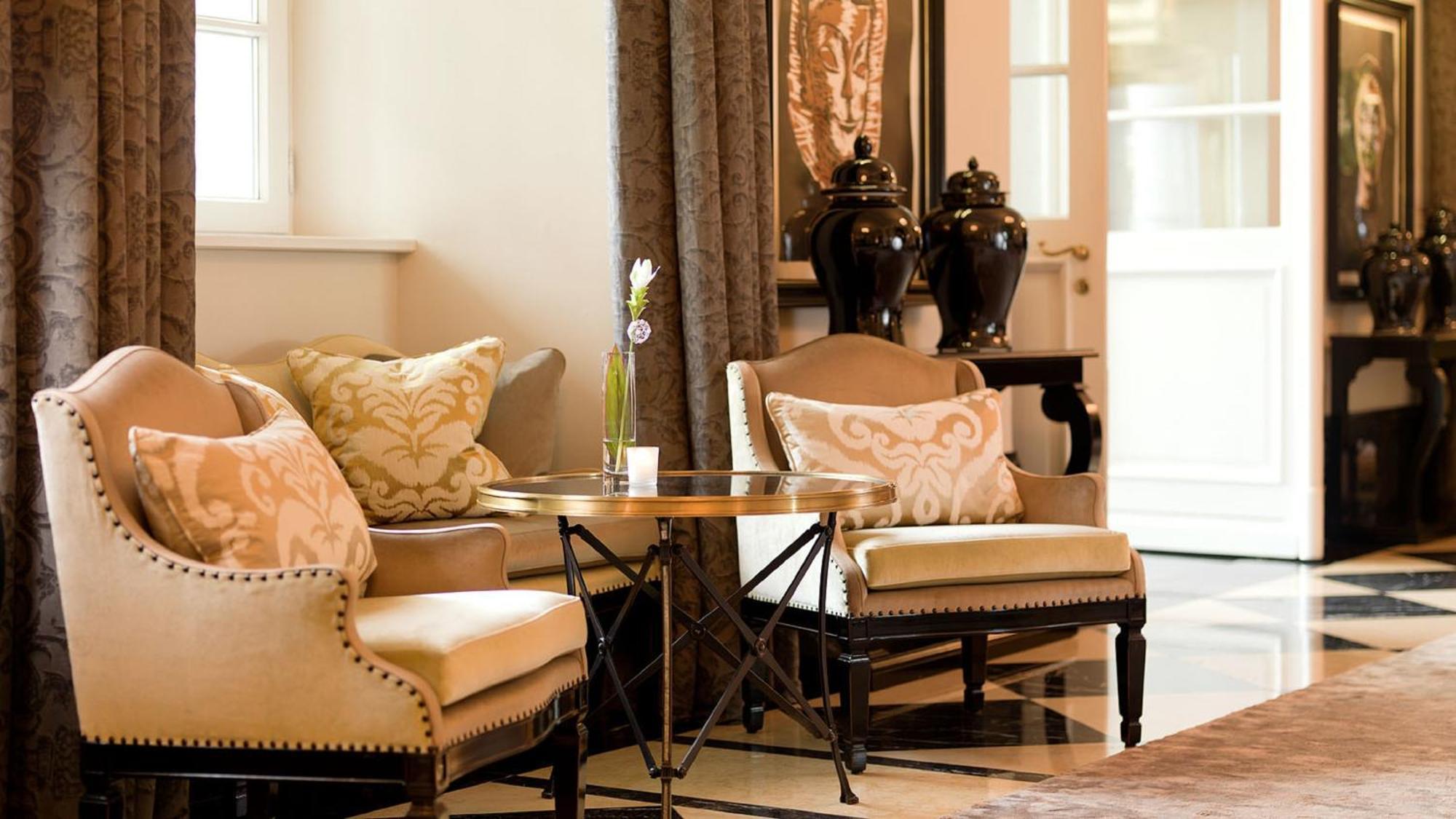 Althoff Grandhotel Schloss Bensberg Μπέργκις Γκλάντμπαχ Εξωτερικό φωτογραφία A seating area in the lobby