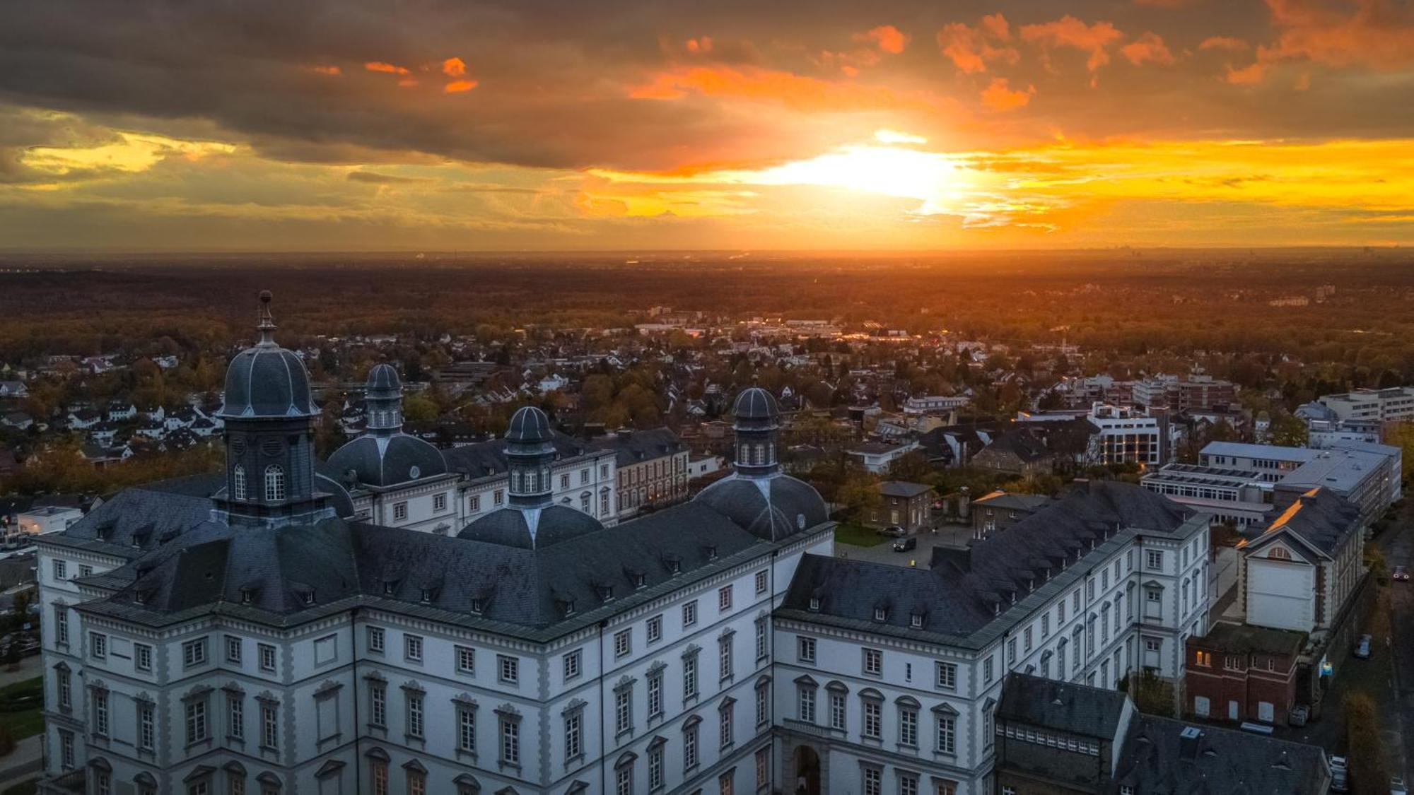 Althoff Grandhotel Schloss Bensberg Μπέργκις Γκλάντμπαχ Εξωτερικό φωτογραφία Aerial view of the town
