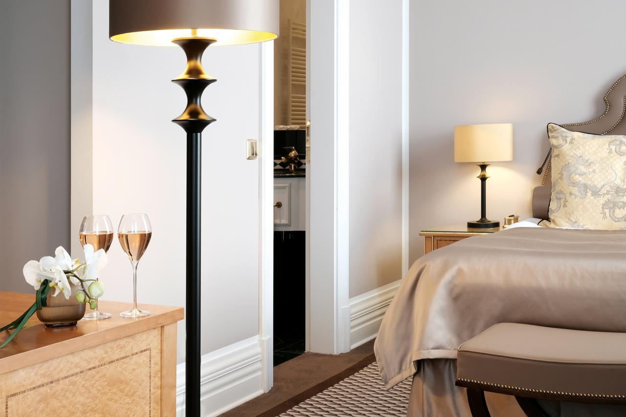 Althoff Grandhotel Schloss Bensberg Μπέργκις Γκλάντμπαχ Εξωτερικό φωτογραφία Floor lamp